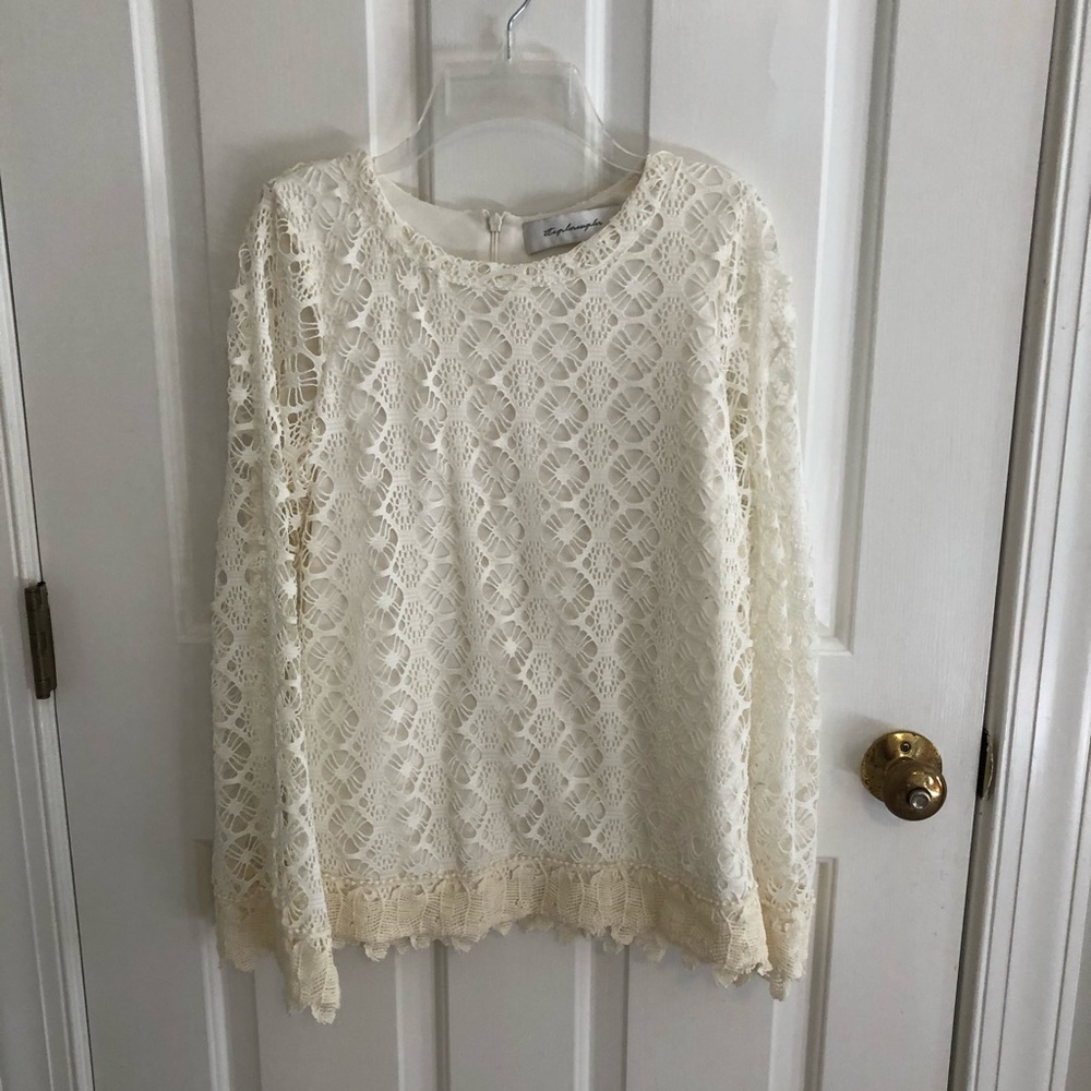 VINTAGE-INSPIRED LACE TOP WITH BELL SLEEVES